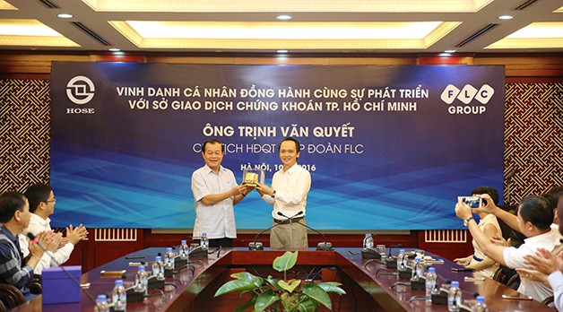 Muốn gom thêm 36 triệu cp FLC, ông Trịnh Văn Quyết trên đường thành tỷ phú USD? Chủ tịch HOSE trao quà lưu niệm tới ông Trịnh Văn Quyết, Chủ tịch Tập đoàn FLC. (Ảnh: flc.vn)