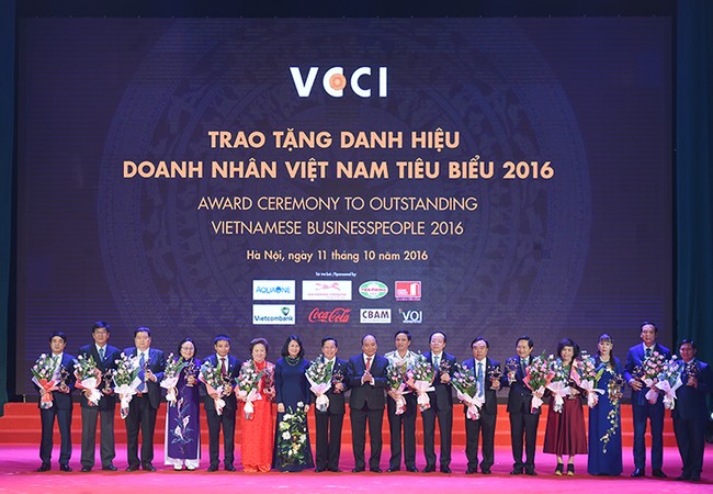 Thủ tướng: Doanh nghiệp là bộ phận tạo ra của cải và sự thịnh vượng của quốc gia Thủ tướng Nguyễn Xuân Phúc tặng hoa và chụp ảnh lưu niệm với các doanh nhân tiêu biểu.