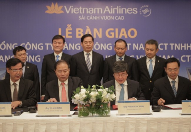 Chính thức bàn giao Vietnam Airlines từ Cty TNHH sang Cty cổ phần Đại diện bộ GTVT, Vụ trưởng Vụ Quản lý doanh nghiệp ông Vũ Anh Minh và Đại diện VNA, Chủ tịch HĐQT ông Phạm Ngọc Minh ký biên bản bàn giao.
