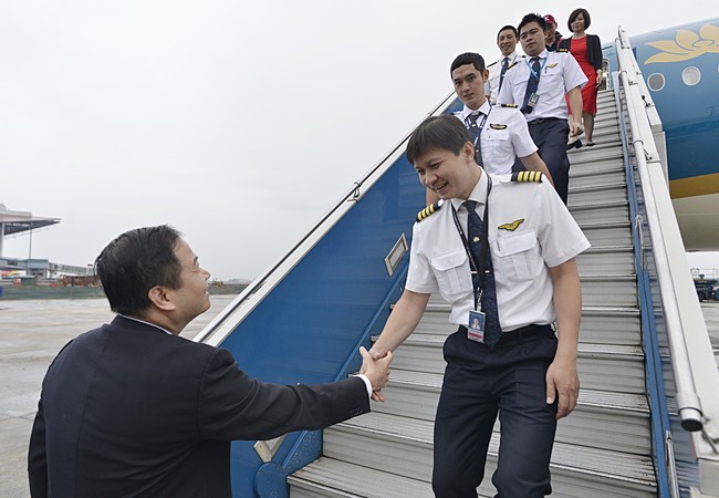 Vietnam Airlines đón nhận máy bay Airbus A350 thứ 5 Đại diện VNA chào đón tổ bay và máy bay A350 thứ 5 của Hãng.