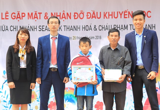 26 học sinh nghèo được SeABank hỗ trợ 1 triệu đồng/em/tháng cho đến hết lớp 12 Đại diện Quỹ khuyến học Ươm mầm ước mơ của SeABank trao quà cho học sinh nghèo hiếu học ở Thanh Hóa.