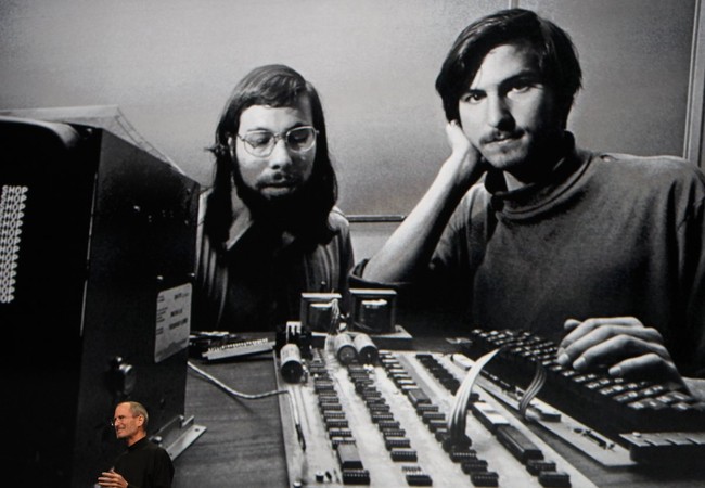 Câu chuyện Steve Jobs bị Apple sa thải và ông đã trở lại cứu Apple như thế nào? Apple do Steve Jobs và Steve Wozniak sáng lập vào năm 1976 (ảnh Business Insider)