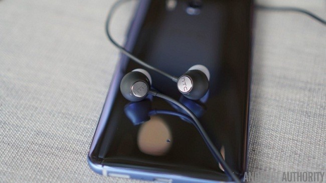 Tính năng khử tiếng ồn của tai nghe HTC chỉ có trên HTC U11 HTC U11 có nhiều tính năng độc đáo như Edge Sense