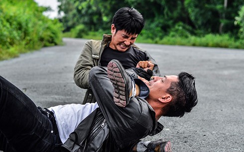 Video: Bình Minh tự thực hiện những cảnh hành động trong Video: Bình Minh tự thực hiện những cảnh hành động trong "Lộc Phát“