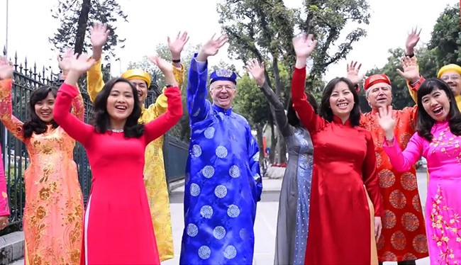 Video: Đại sứ Canada mặc áo dài, ngồi xích lô hát tiếng Việt chúc Tết Video: Đại sứ Canada mặc áo dài, ngồi xích lô hát tiếng Việt chúc Tết