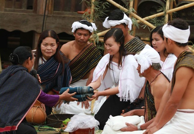 Mùng Một Tết, đến Tây Nguyên xem hội… Bắt chồng Nếu cả hai dòng họ đồng ý, trước khi cưới một ngày, buôn làng tổ chức một đêm hội gọi là "Đêm hội bắt chồng".