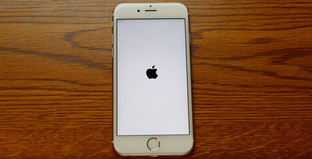 Video: iPhone hoá... cục gạch khi chỉnh về ngày 1/1/1970 Video: iPhone hoá... cục gạch khi chỉnh về ngày 1/1/1970