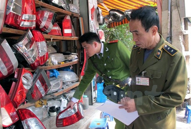 Video: Thu giữ số lượng lớn linh kiện ôtô cũ tại Hà Nội Video: Thu giữ số lượng lớn linh kiện ôtô cũ tại Hà Nội
