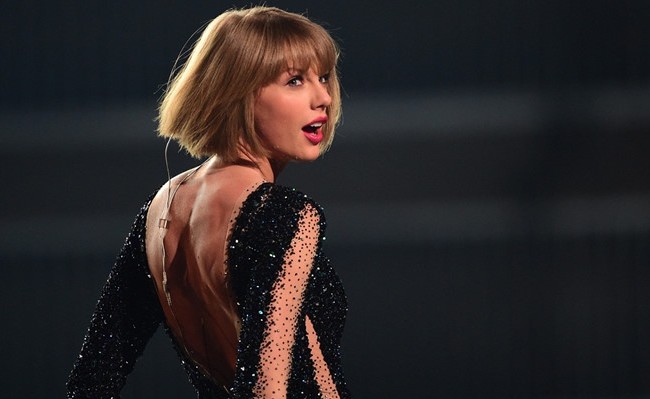 Grammy 2016: Taylor Swift thắng lớn, chàng ca sĩ thô kệch nhận giải Bài hát của năm Taylor Swift có phần trình diễn sôi động tại Grammy năm nay - Ảnh: AFP