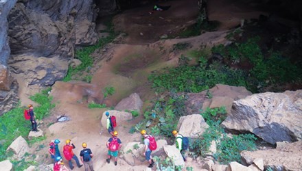 Máy bay rơi ở phim trường King Kong 2 Hang Chuột, một trong những phim trường tại thung lũng Tú Làn, xã Tân Hóa.