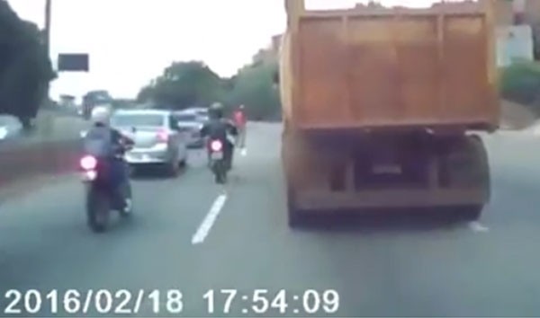 Video: Cú va chạm giao thông cực nguy hiểm giữa xe máy và người đi bộ Video: Cú va chạm giao thông cực nguy hiểm giữa xe máy và người đi bộ