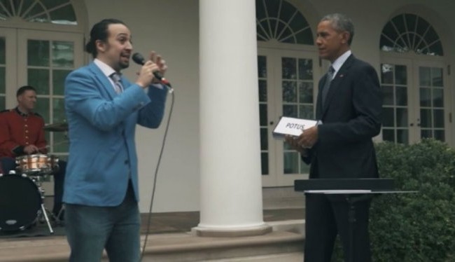 Obama gợi ý ca sĩ Lin-Manuel Miranda hát rap Ông Obama cầm các bảng chữ cái gợi ý cho Miranda hát rap ngẫu hứng - Nguồn ảnh: White House