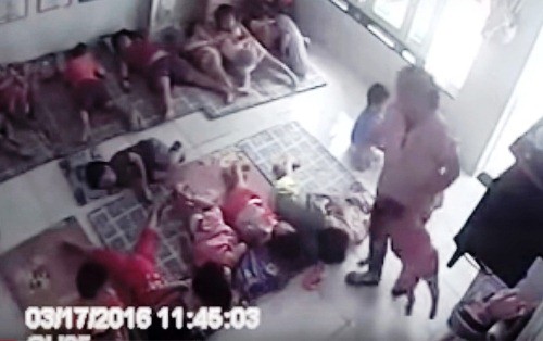 Gai người xem bảo mẫu xách tay bé 2 tuổi hất vào chỗ ngủ Gai người xem bảo mẫu xách tay bé 2 tuổi hất vào chỗ ngủ