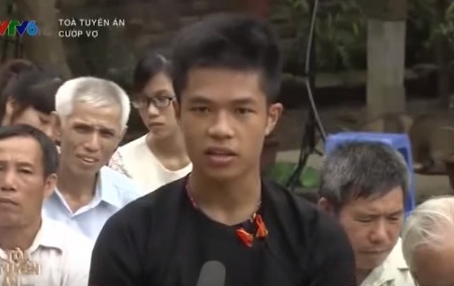 Màn đối đáp “cười ra nước mắt” của bị cáo người dân tộc Màn đối đáp “cười ra nước mắt” của bị cáo người dân tộc