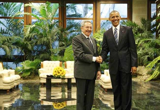 Video: Chủ tịch Castro gây scandal khi từ chối ôm ông Obama Video: Chủ tịch Castro gây scandal khi từ chối ôm ông Obama