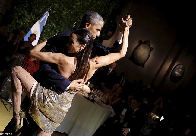 Video: Tổng thống Mỹ vụng về nhảy Tango ở Argentina Video: Tổng thống Mỹ vụng về nhảy Tango ở Argentina