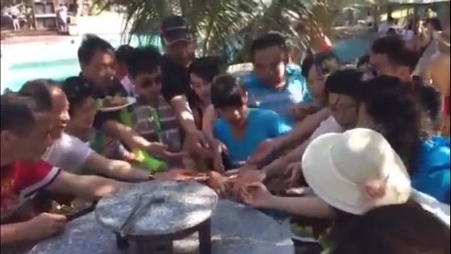 Khách Trung Quốc xấu mặt vì màn tranh hoa quả trong 6 giây Khách Trung Quốc xấu mặt vì màn tranh hoa quả trong 6 giây