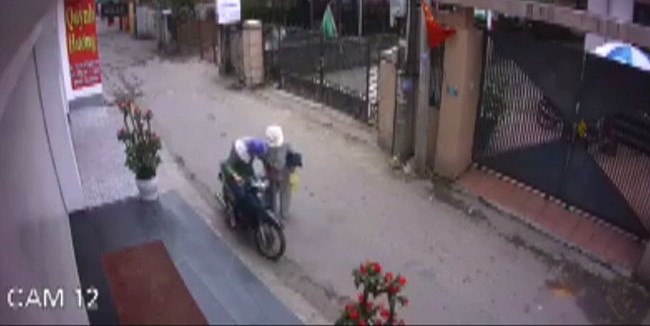Video: Sốc vì cảnh 'thôi miên' cướp đồ táo tợn giữa phố Video: Sốc vì cảnh 'thôi miên' cướp đồ táo tợn giữa phố