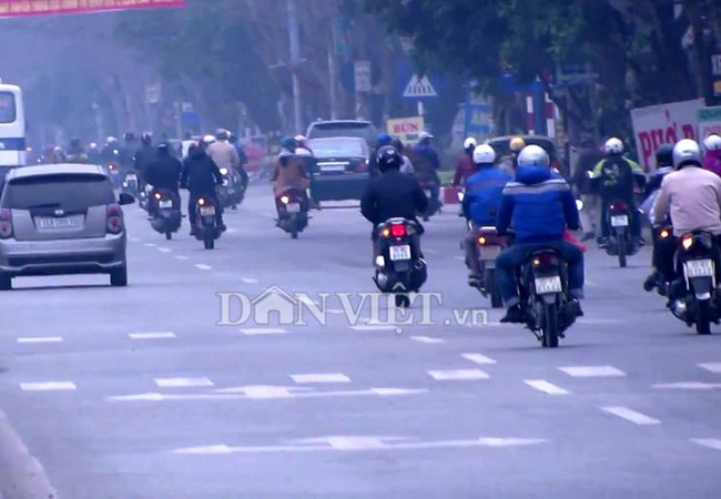 Video: Đồng loạt xi-nhan trái nhưng vẫn... đi thẳng Mặc dù có biển phân làn đường rất rõ ràng nhưng xe máy vẫn lấn làn đường ô tô bằng chiêu “xi-nhan trái”.