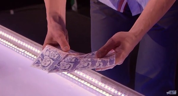 Video: Màn ảo thuật khiến khán giả hoang mang cực độ Video: Màn ảo thuật khiến khán giả hoang mang cực độ