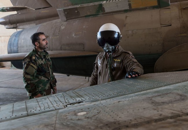 Video: Phi công Su-22 bị bắn rơi ở Syria đang phải làm tù binh Video: Phi công Su-22 bị bắn rơi ở Syria đang phải làm tù binh