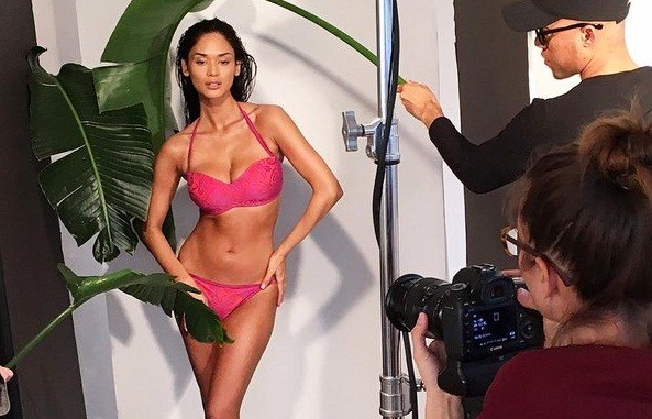 Video: 'Nóng rực' hậu trường Hoa hậu hoàn vũ chụp ảnh bikini Video: 'Nóng rực' hậu trường Hoa hậu hoàn vũ chụp ảnh bikini