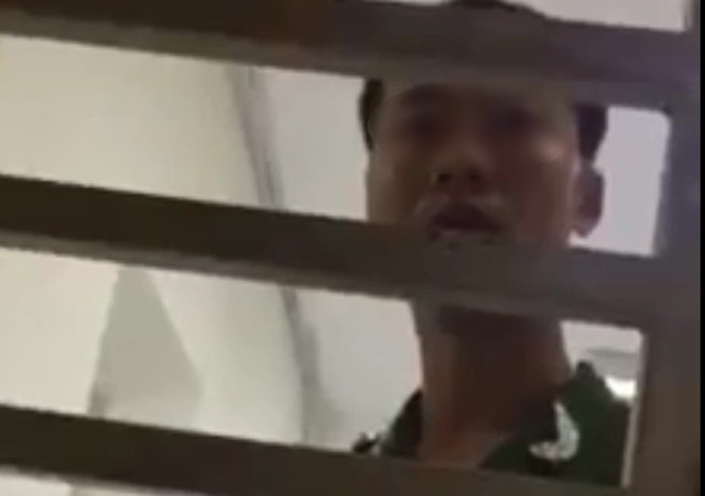 Clip 'Công an nhổ nước bọt vào mặt dân' gây rúng động Clip 'Công an nhổ nước bọt vào mặt dân' gây rúng động