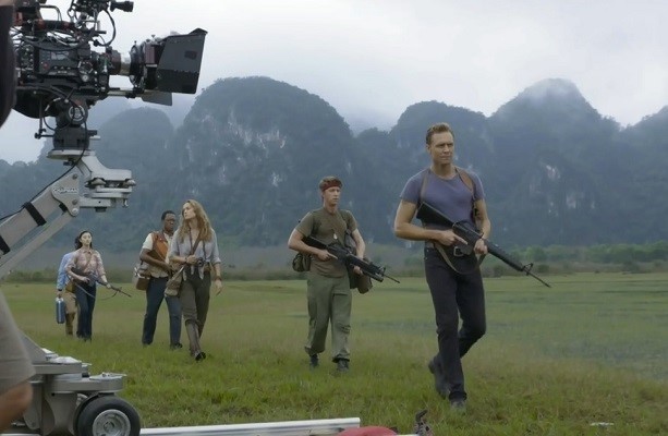 Việt Nam hùng vĩ trên những thước phim đầu tiên của ‘King Kong’ Các diễn viên của Kong: Skull Island trong một cảnh quay thực hiện tại Việt Nam. Ảnh: MTV