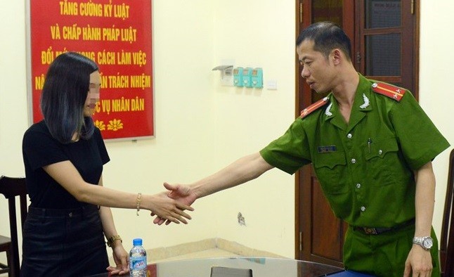 Công an bị tố 'nhổ nước bọt' xin lỗi công khai Công an bị tố nhổ nước bọt xin lỗi công khai 00:07 12/04/2016 11.5k 11.5k 19 “Thưa chị Tú Anh, trong quá trình thực hiện nhiệm vụ tôi đã có những cử chỉ, hành động chưa đúng. Bản thân tôi sẽ nghiêm khắc kiểm điểm. Tôi xin lỗi chị”, trung úy Bắc nói. Tối