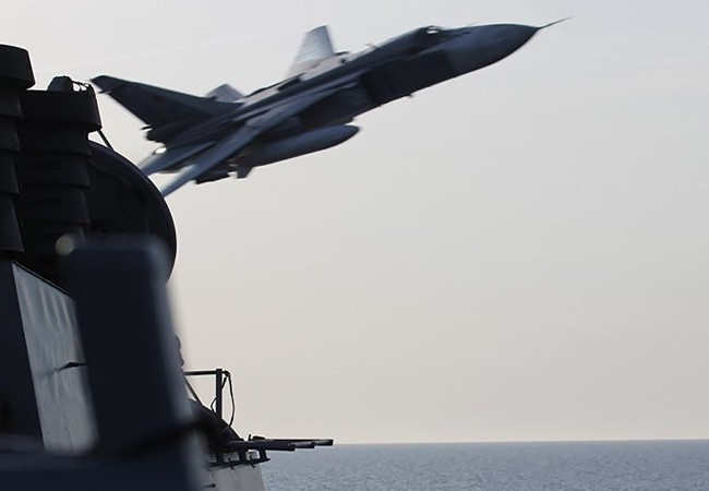 Video: Cận cảnh chuyến bay của Su-24 trên tàu khu trục USS Donald Cook Video: Cận cảnh chuyến bay của Su-24 trên tàu khu trục USS Donald Cook