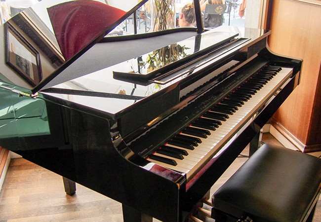 Video: Nữ nghệ sĩ ngực khủng chơi piano làm dân mạng phát sốt Video: Nữ nghệ sĩ ngực khủng chơi piano làm dân mạng phát sốt