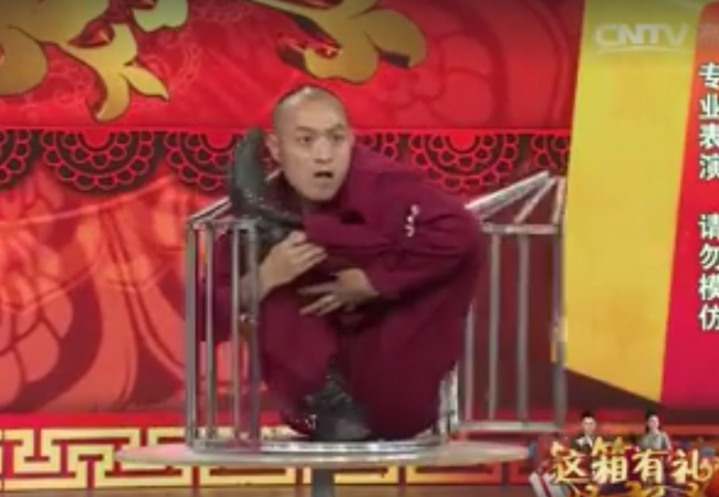 Video: Cao thủ tự bó người, nhốt mình trong lồng chim Video: Cao thủ tự bó người, nhốt mình trong lồng chim