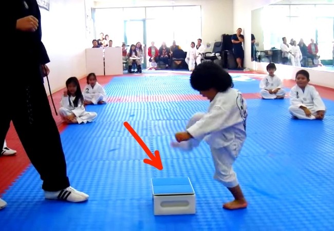Video: Võ sĩ Taekwondo 3 tuổi siêu đáng yêu Video: Võ sĩ Taekwondo 3 tuổi siêu đáng yêu