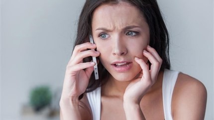 Video: Da mặt nổi mụn có thể vì điện thoại... bẩn Video: Da mặt nổi mụn có thể vì điện thoại... bẩn