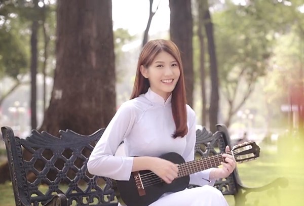 Video: Cô gái Malaysia hát nhạc Việt cực dễ thương Video: Cô gái Malaysia hát nhạc Việt cực dễ thương