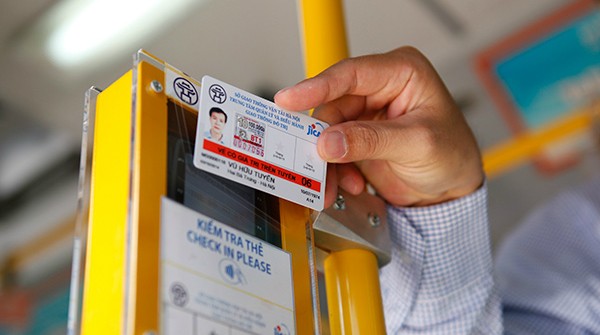 TP.HCM: Triển khai sử dụng vé điện tử cho gần 2.000 xe buýt (video) Giai đoạn 1 của dự án sẽ đưa vào vận hành trong năm 2016, và hoàn thành toàn bộ hệ thống vào năm 2017