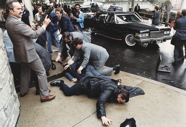 Video hiếm ghi lại 40 giây vụ ám sát Tổng thống Mỹ Ronald Reagan Hiện trường vụ ám sát Tổng thống Ronald Reagan. Ảnh: Reuters