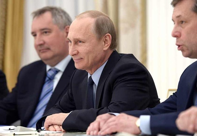 Video: Ông Putin 'nhắc khéo' Phó Thủ tướng chỉnh trang phục Video: Ông Putin 'nhắc khéo' Phó Thủ tướng chỉnh trang phục