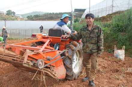 Video: Anh nông dân học hết lớp 8 sáng chế máy đào khoai tây Anh Phạm Minh Thành đứng kế máy đào khoai tây đa năng tự tay anh sáng chế.