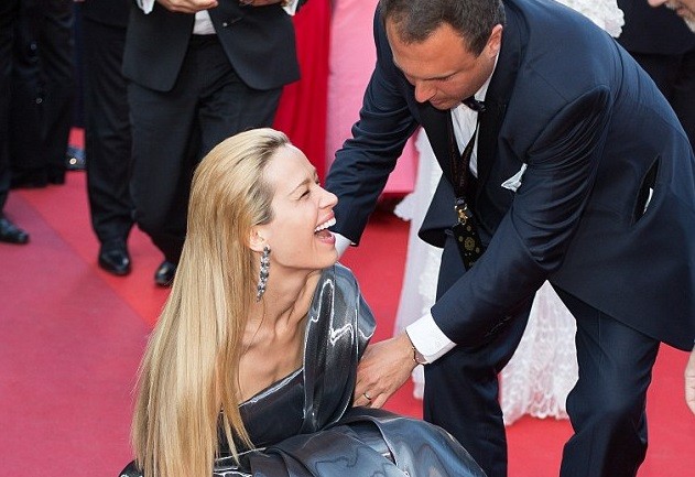 Video: Chân dài Séc 'xoạc cẳng' đo thảm đỏ Cannes Video: Chân dài Séc 'xoạc cẳng' đo thảm đỏ Cannes