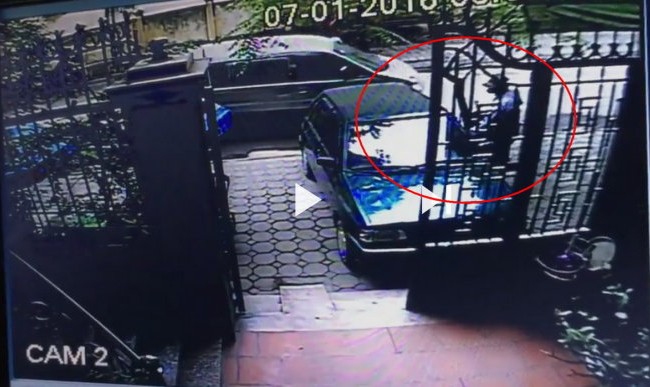 Video: Đã bắt nghi phạm táo tợn trộm ô tô chở 400 lượng vàng Nghi phạm gây ra vụ trộm xe chở vàng được camera an ninh ghi lại - ảnh chụp lại từ clip