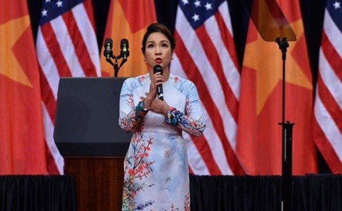 Video: Ca sĩ Mỹ Linh hát quốc ca chào mừng Tổng thống Obama thăm Việt Nam Video: Ca sĩ Mỹ Linh hát quốc ca chào mừng Tổng thống Obama thăm Việt Nam