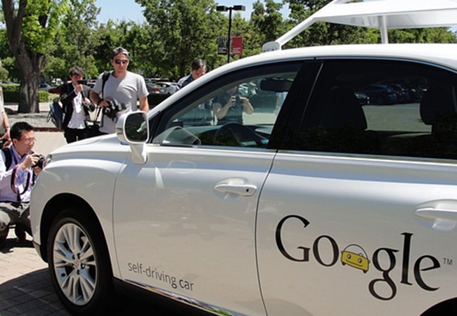 Video: Xe tự hành Google Video: Xe tự hành Google "hút" người lên nắp capo để tránh án mạng