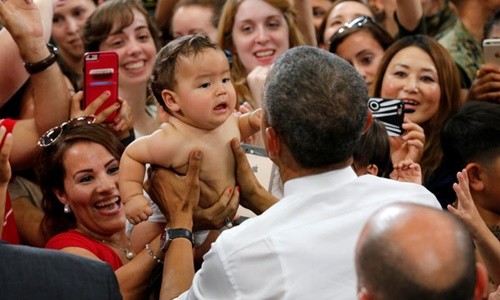 Video: Em bé Nhật nín bặt khi được ông Obama bế Em bé lập tức nín khóc sau khi được ông Obama bế. Ảnh: Reuters