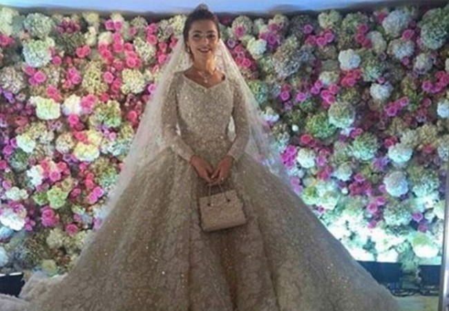 Video: Đám cưới xa hoa nhất hành tinh của con trai tỷ phú Nga Bộ váy cô dâu được Elie Saab thiết kế riêng và có giá trị lên tới 18.000 bảng Anh (tương đương 25.925 USD).