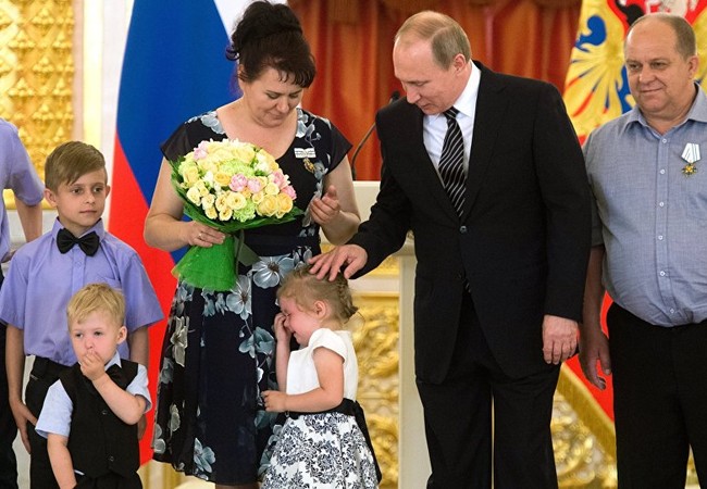 Video: Putin trổ tài dỗ bé gái đang khóc ở điện Kremlin Video: Putin trổ tài dỗ bé gái đang khóc ở điện Kremlin