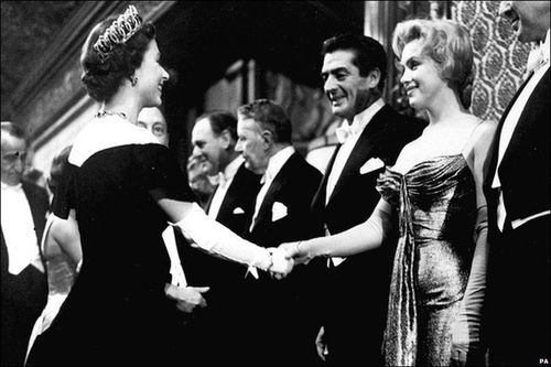 Video: Video: "Quả bom sex" Marilyn Monroe mặc gì khi diện kiến nữ hoàng Anh?