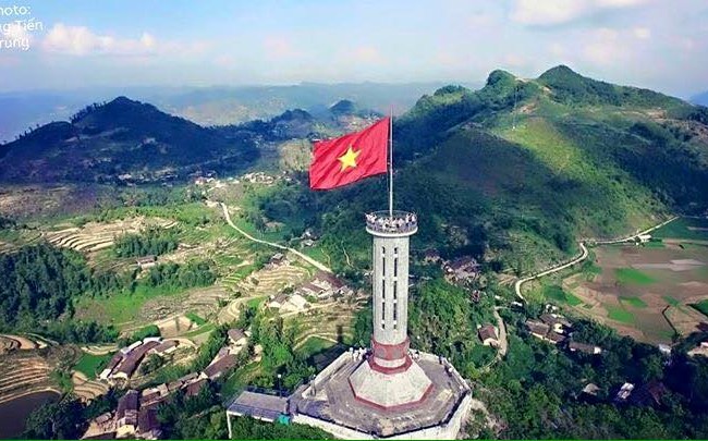 Video: Tự hào hành trình mang cờ Trường Sa lên đỉnh Lũng Cú Hành trình đó sẽ được tái hiện đầy đủ trong bộ phim mang tên Màu của Tổ Quốc đang trong quá trình thực hiện.