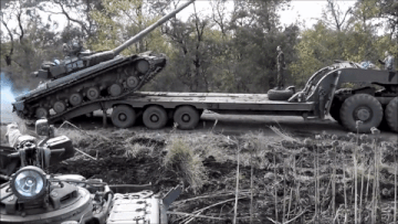 Video: Nga mỉa mai xe tăng Ukraine chưa ra trận đã... “chỏng vó“ Bánh xích bên phải của chiếc xe trượt ra ngoài mép sàn và cả khối sắt thép đồ sộ ngã nhào xuống đất, lật ngửa bụng.