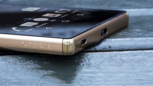 Sony Xperia Z5 Premium rớt giá thêm 2 triệu đồng (video) Chiếc Xperia dòng Z cuối cùng của Sony đang được hạ giá mạnh ở Việt Nam.